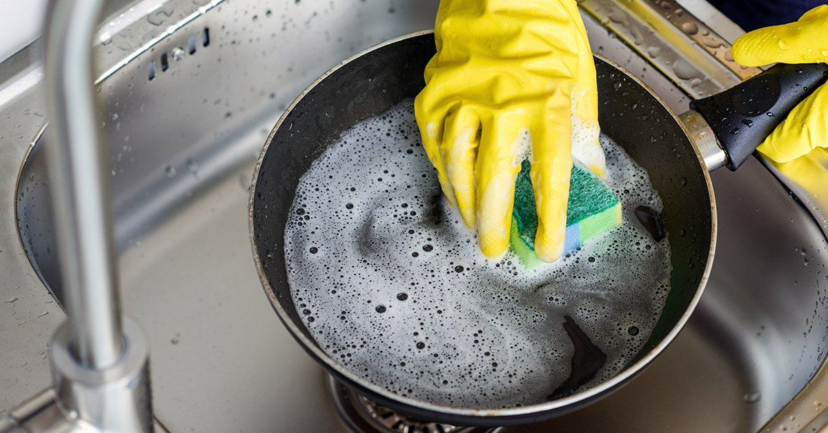 Por qué siempre debes secar los platos limpios con una toalla