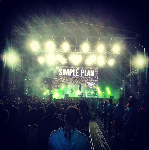 Vídeo do Simple Plan no Ceará Music e Pierre Bouvier dançando é