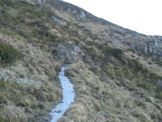 Tag 1: Eis auf dem Bergpfad am Tobelsee. Manch einer wäre weitergegangen, mir war es als Neuling zu heikel