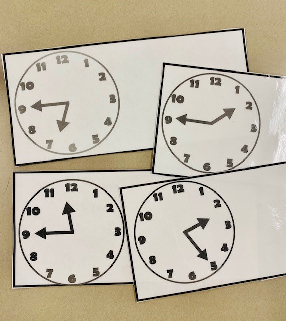 Laminated cards with pictures of analog clocks
