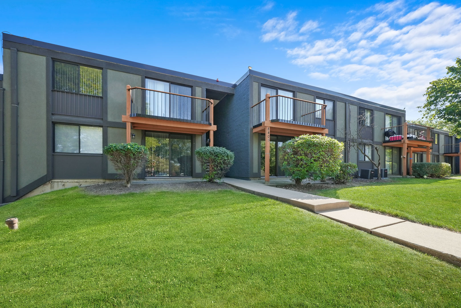 Picture Your New Life at Woodland Ridge Apartments! Sinatra & Co.