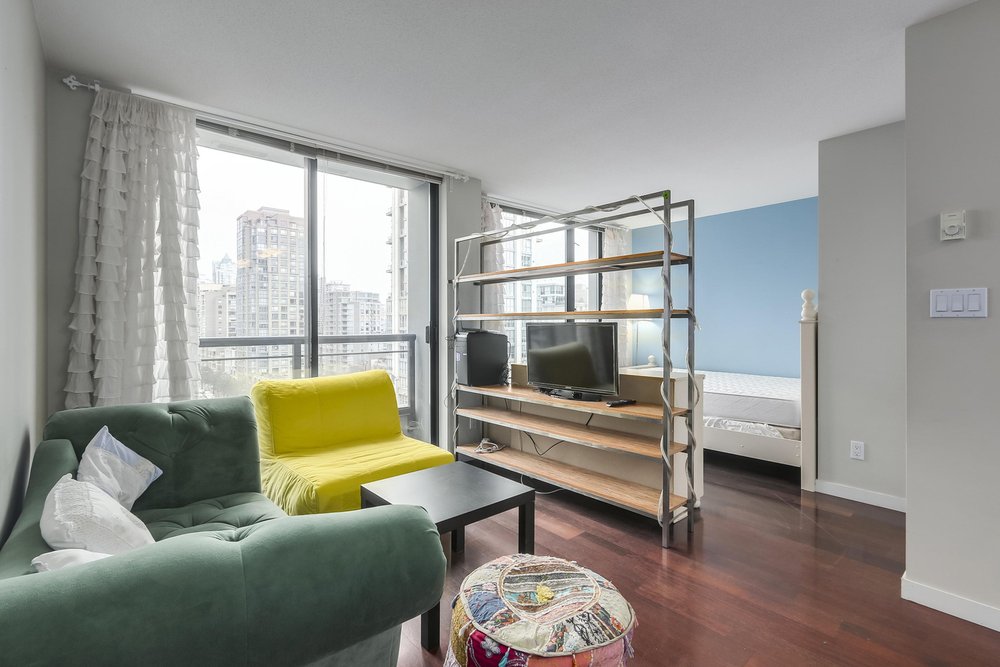 Yaletown Central Location spacious and functional Studio 温哥华物业管理精诚地产