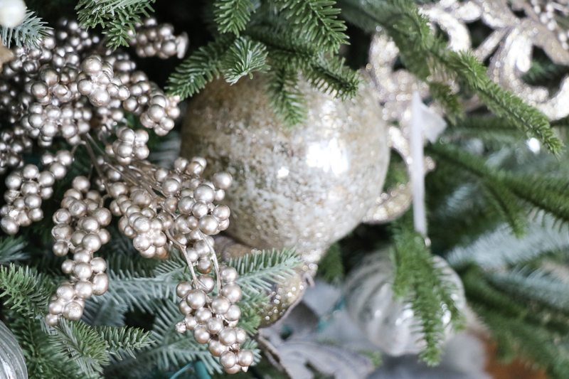 Decorating a Christmas Tree Sincerely, Sara D. Home Decor & DIY