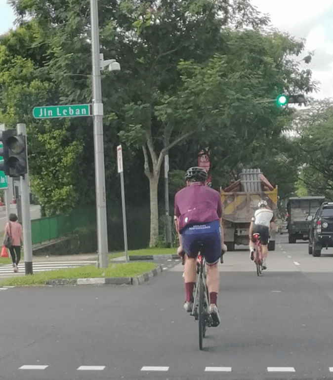 ANG MOH CYCLIST BLOCKS TRAFFIC, WHY CYCLIST SO SPECIAL