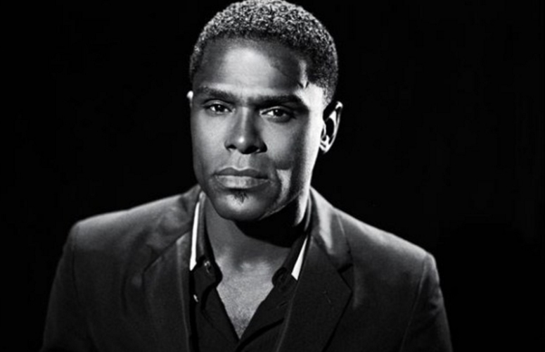 Maxwell Sings ‘Lake By The Ocean’, Tributes Prince With ‘Nothing