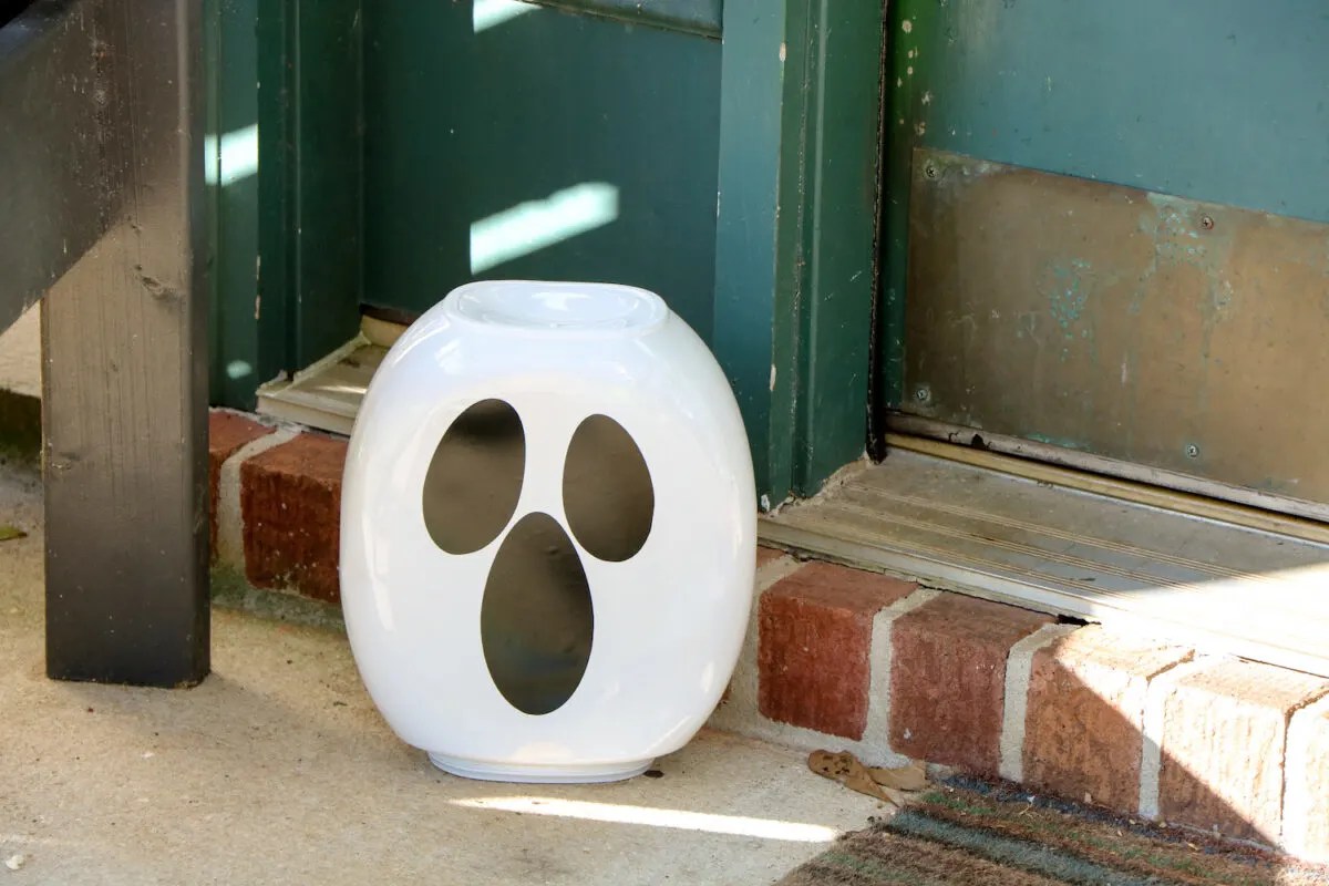 Cheap DIY Outdoor Ghost Decorations for Halloween Single Girl's DIY