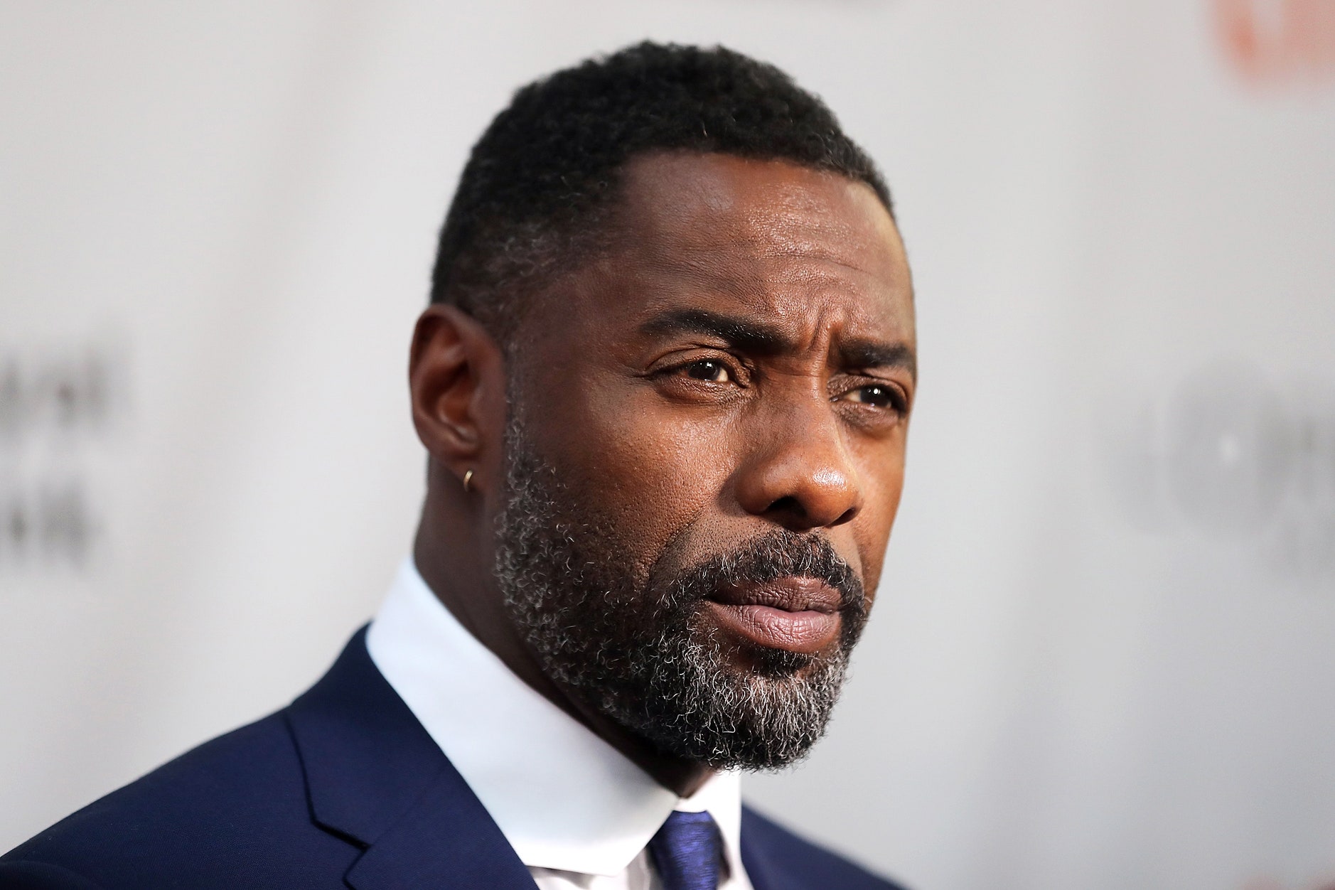 Idris Elba paralajmëron këngë me reperen Megan Thee