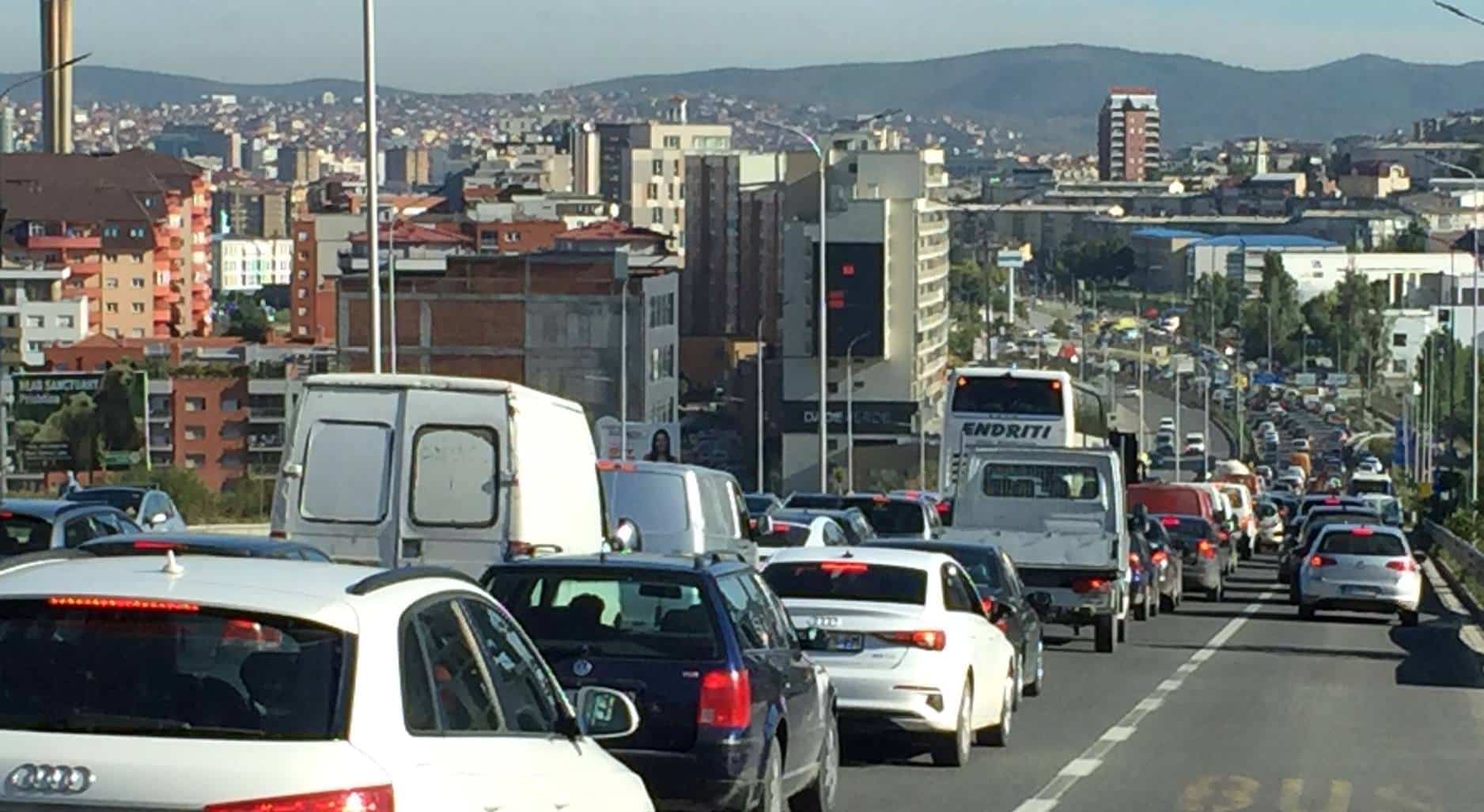 Kolona të gjata në magjistralen Veternik PrishtinëSinjali