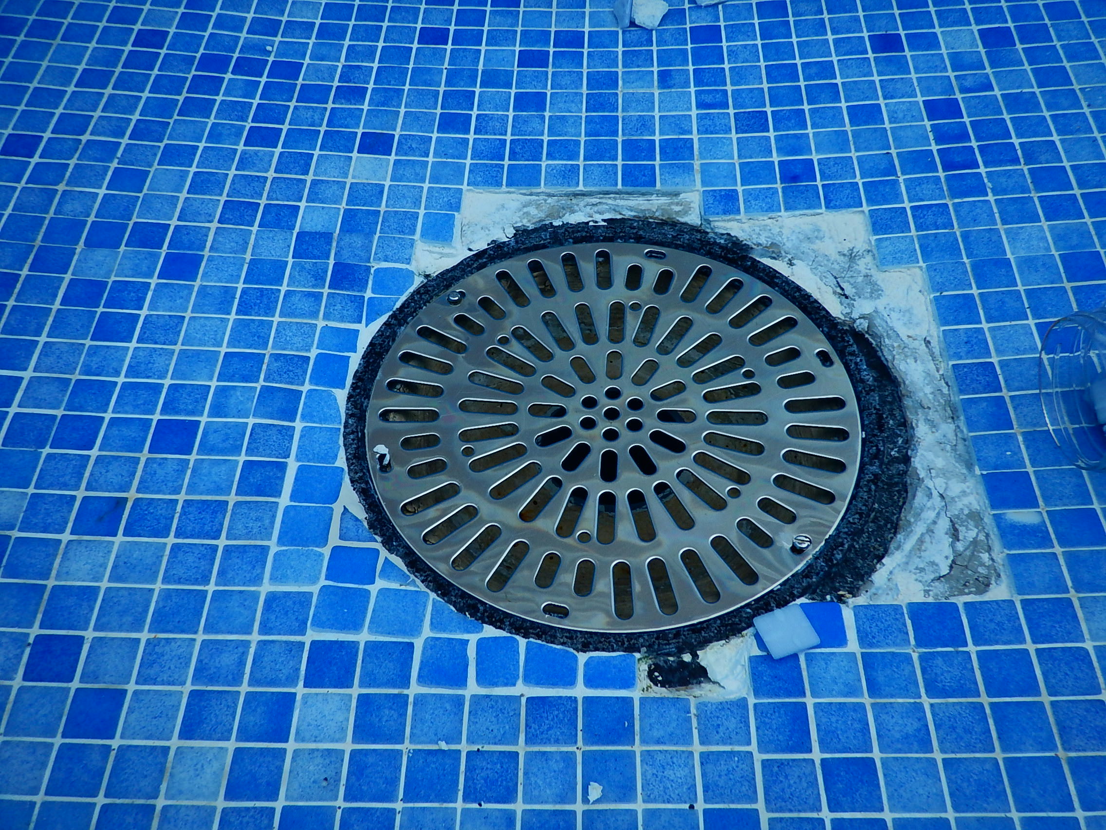 Swimming Pool drains repair without draining your pool