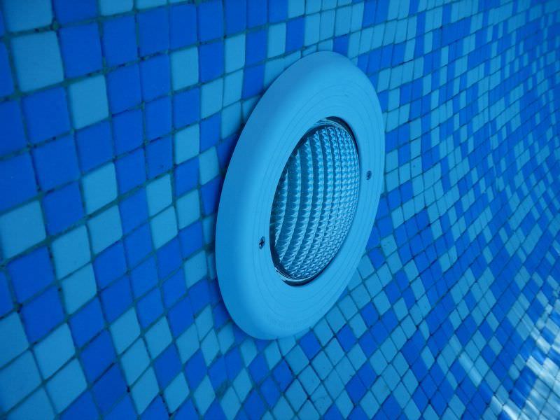 Swimming pool underwater lights repair without draining