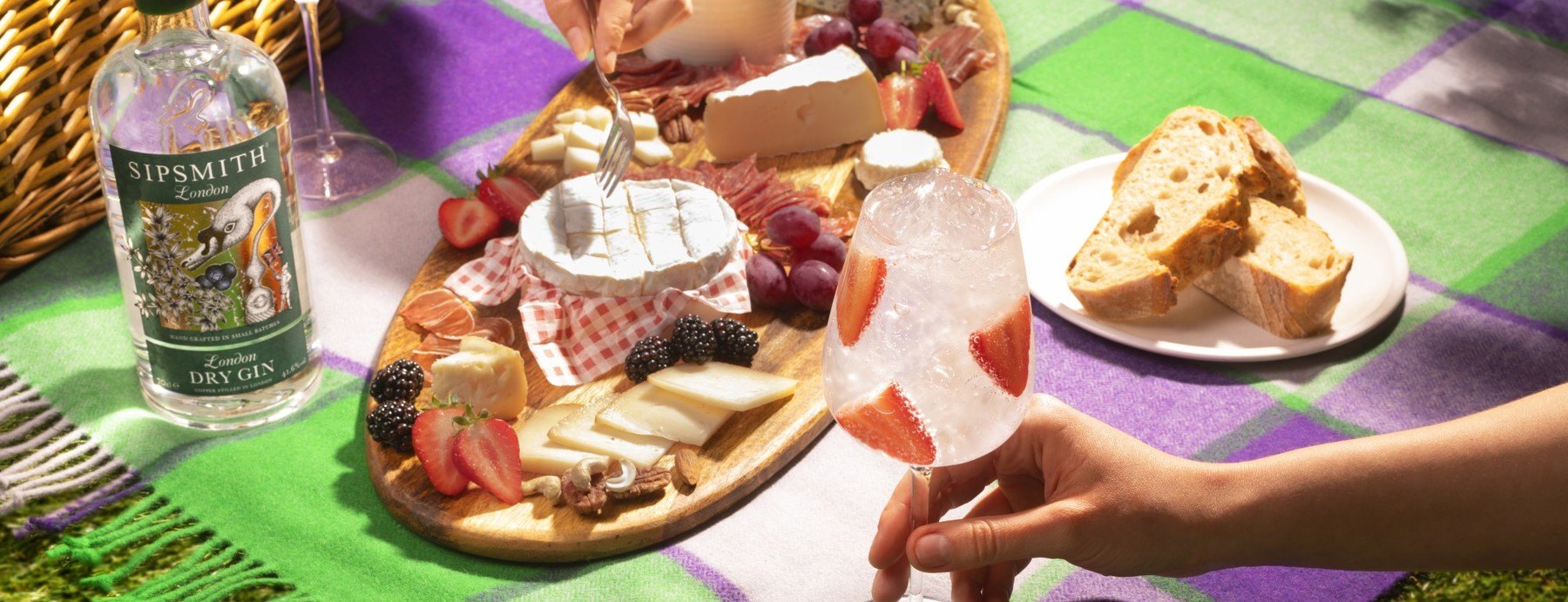 How to Host the Perfect Picnic with our G&T Cans Sipsmith Gin