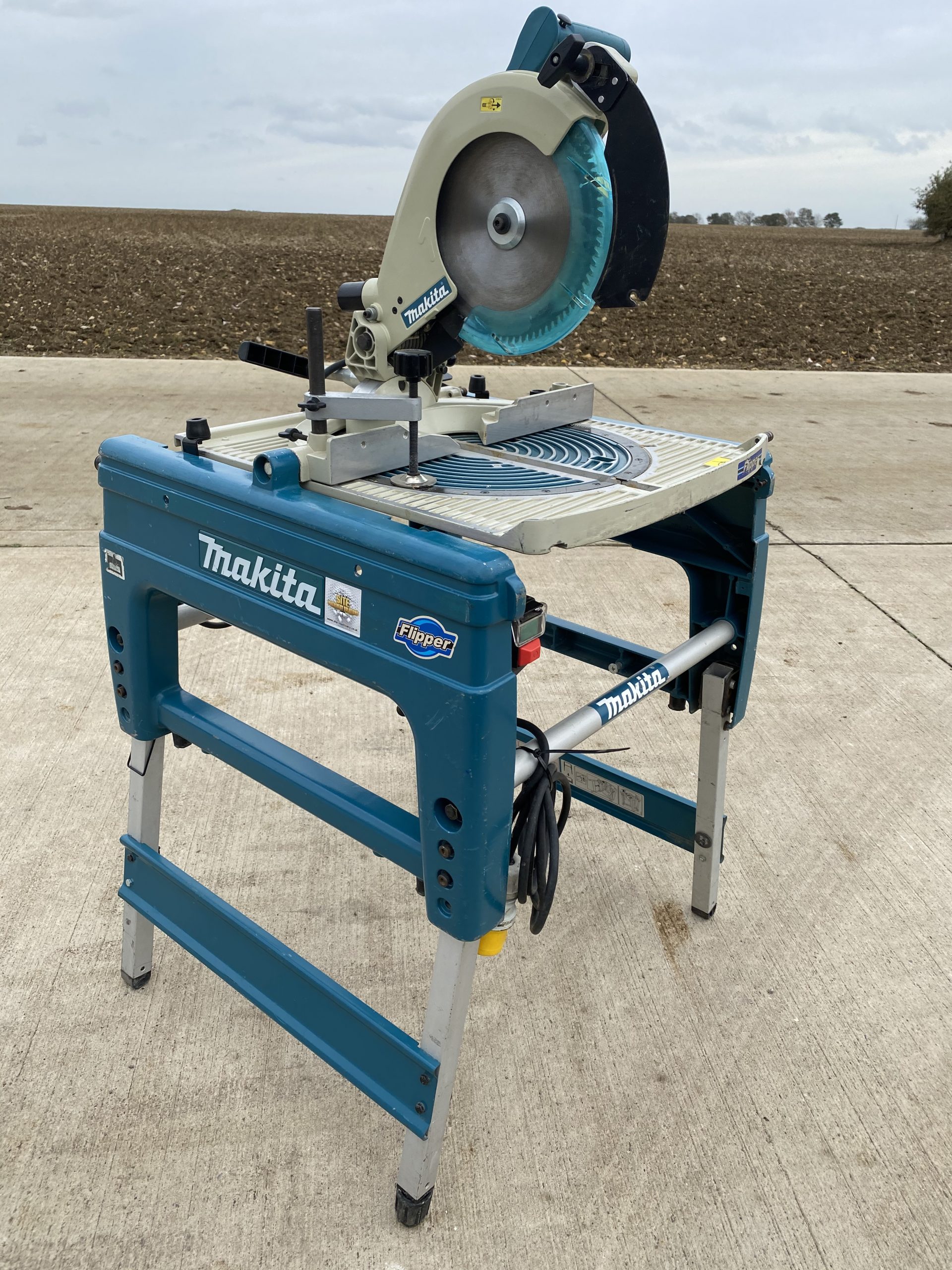 Web table saws are best when cutting long pieces of wood at straight angles as the blade can not move. It's great at what it does, but isn't really that versatile. Makita LF1000 260mm Flipover Mitre Table Saw 110v Site Machinery