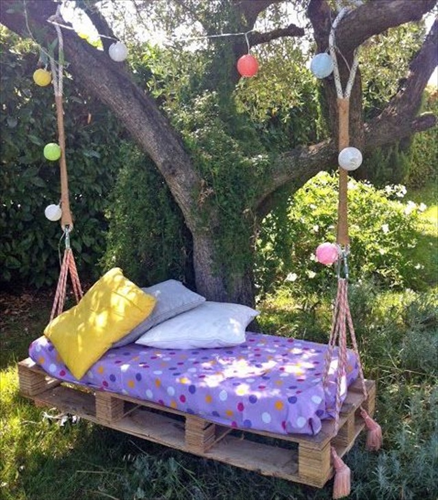 Easy DIY Pallet Swing Bed