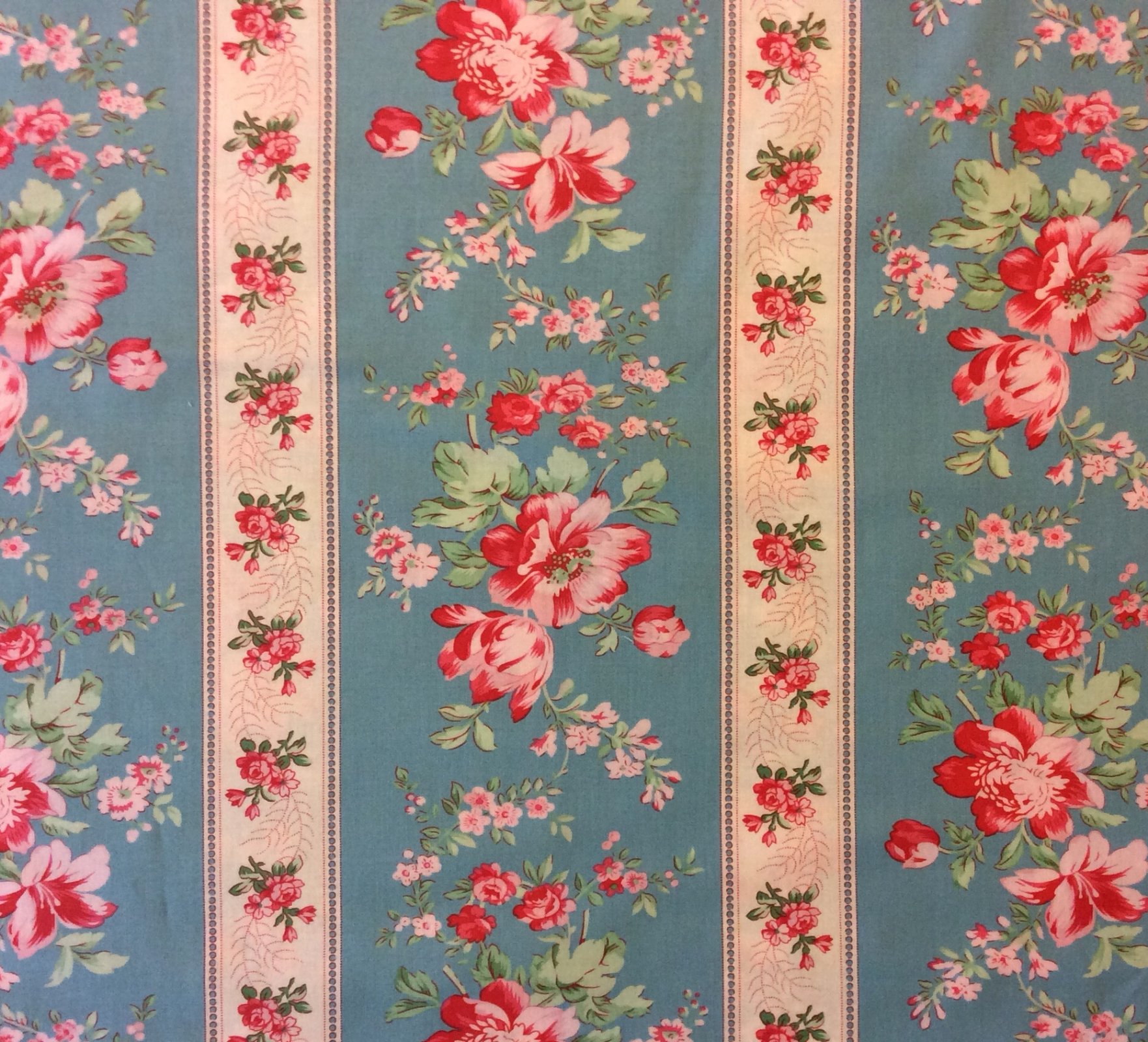 Country Life French Floral Wallpaper Kitschy Cotton Quilting Fabric WE107