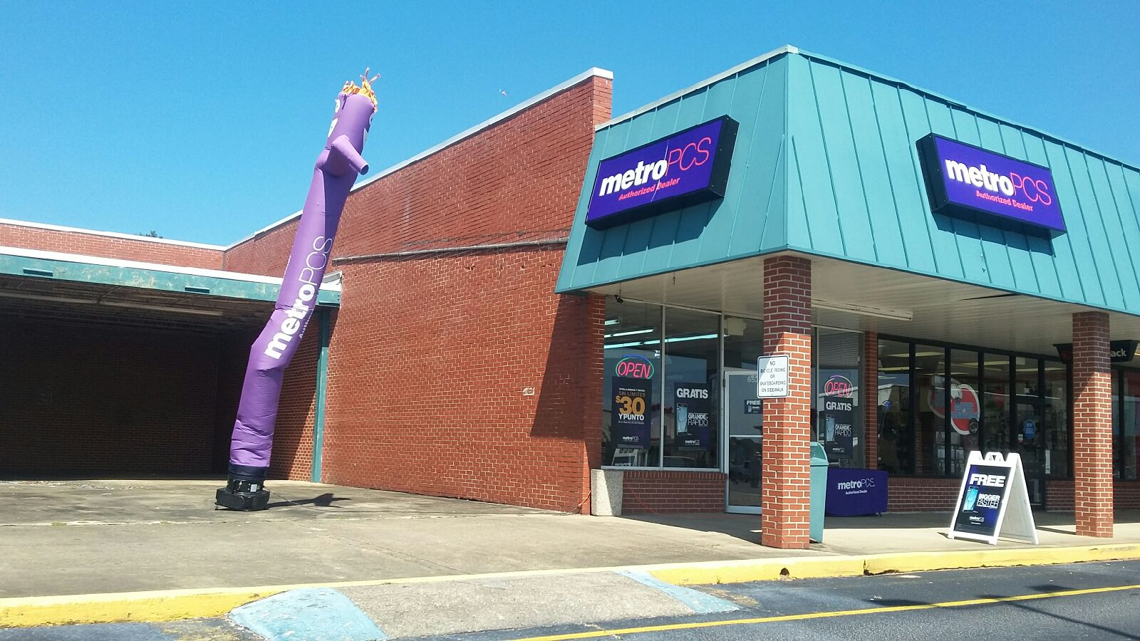 Metro PCS Six Flags Shopping Center