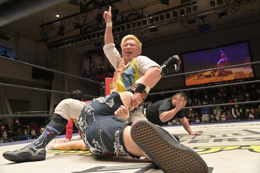 Image from the tag match. Oishi celebrates a pin attempt on MAO.