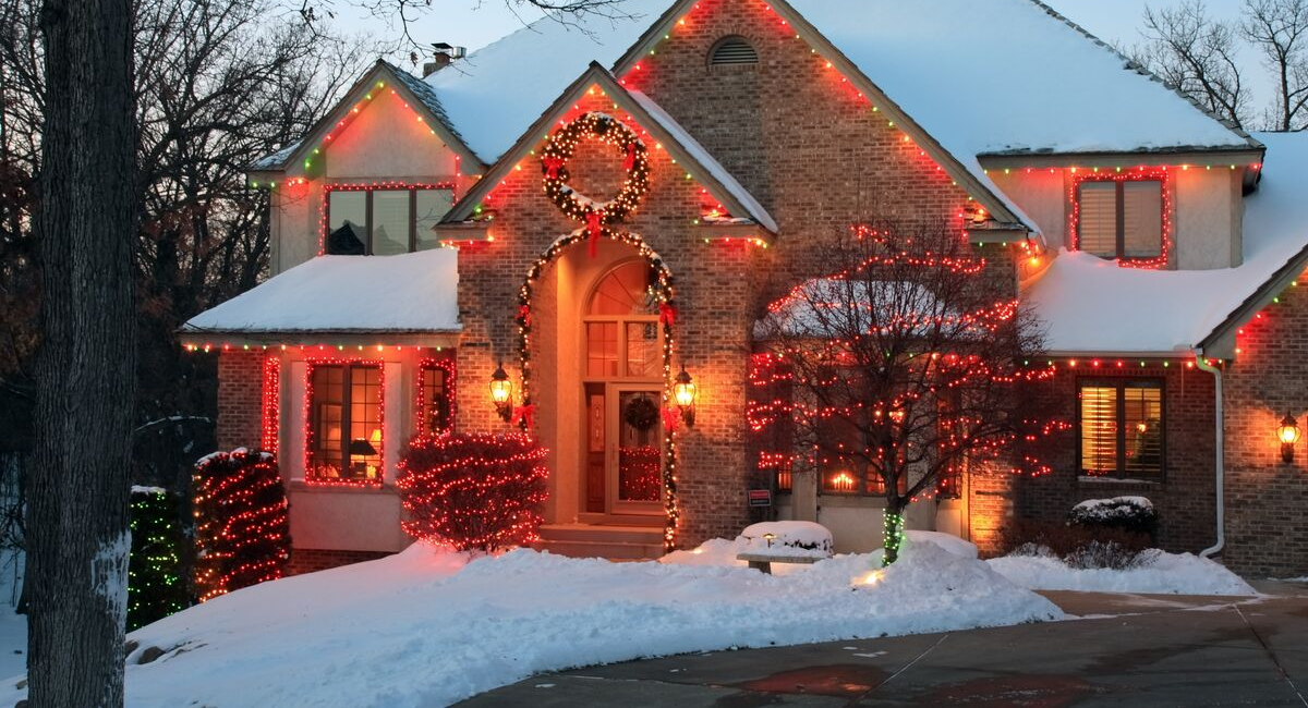 Jak ozdobić dom na zewnątrz? 14 świątecznych inspiracji z całego świata