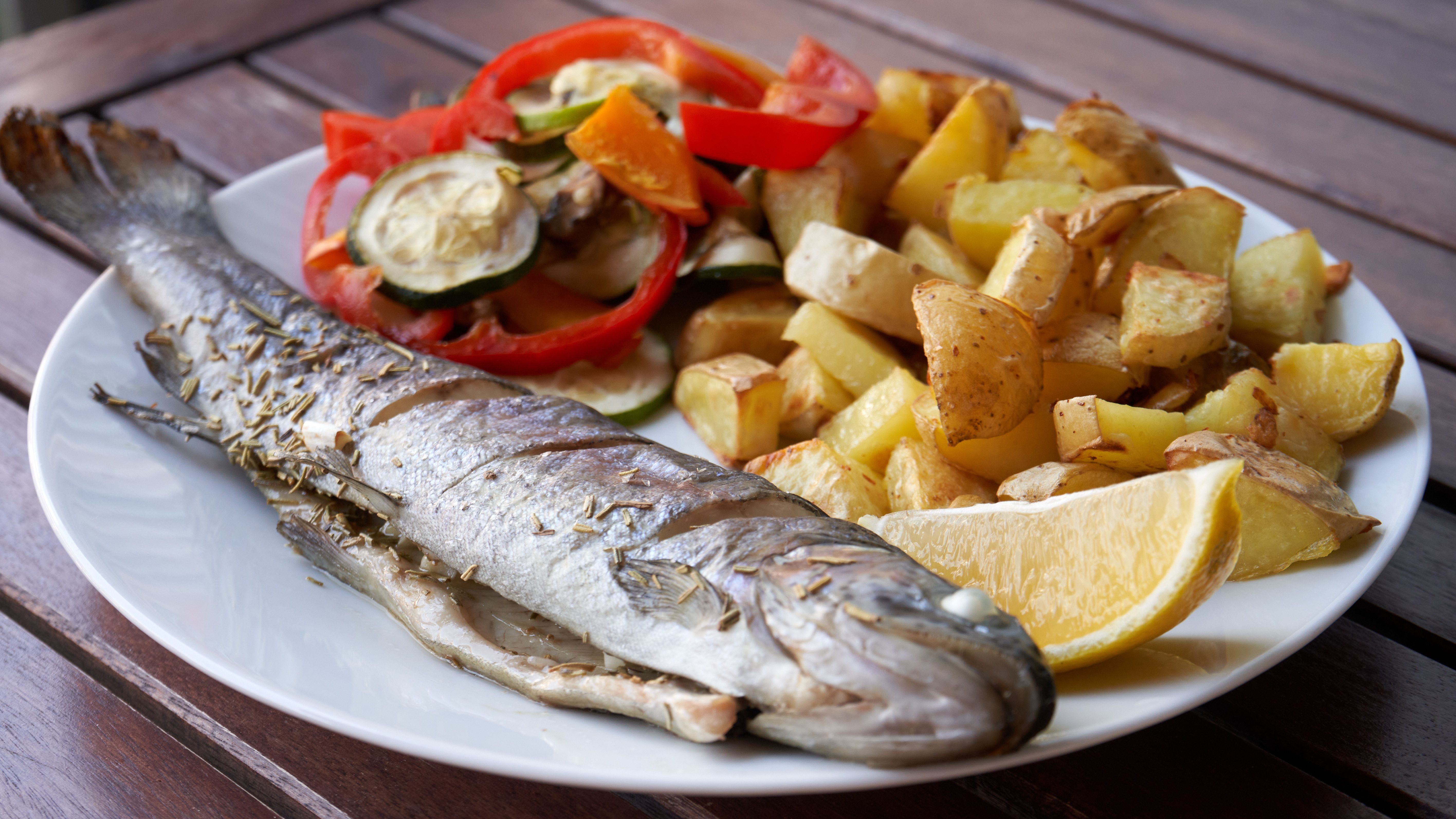 Recept Pečena postrv s krompirjem in zelenjavo