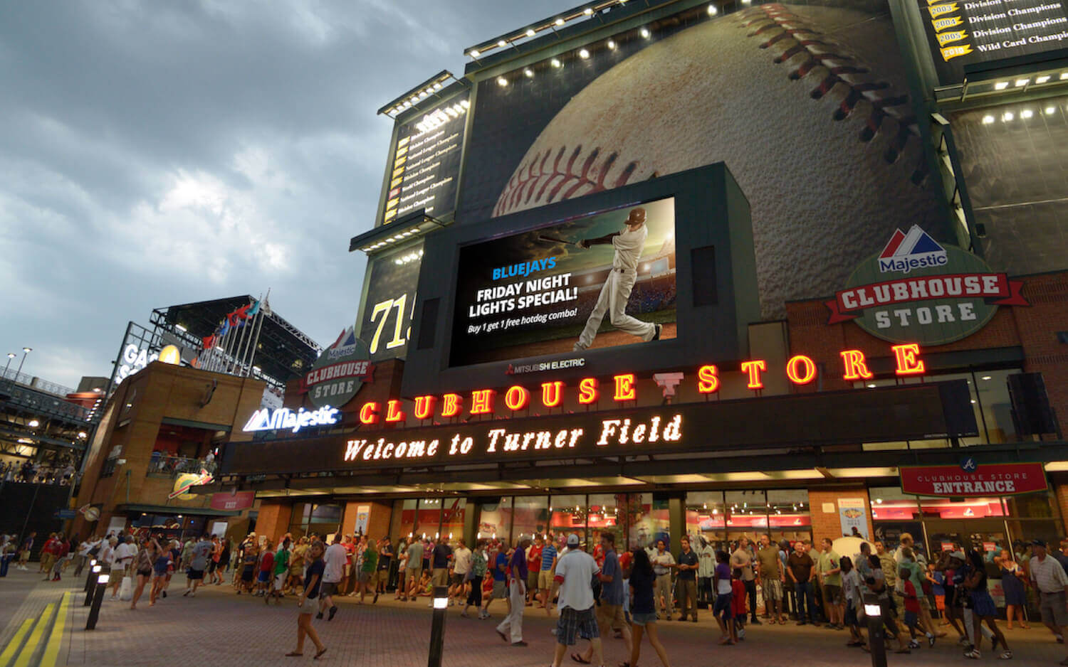 6 Ways to Use Digital Signage in Sports Stadiums Skykit