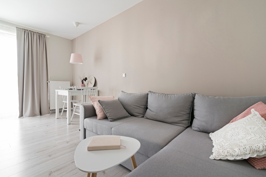 Jakie zasłony do szarej ściany? Skyroom32.pl