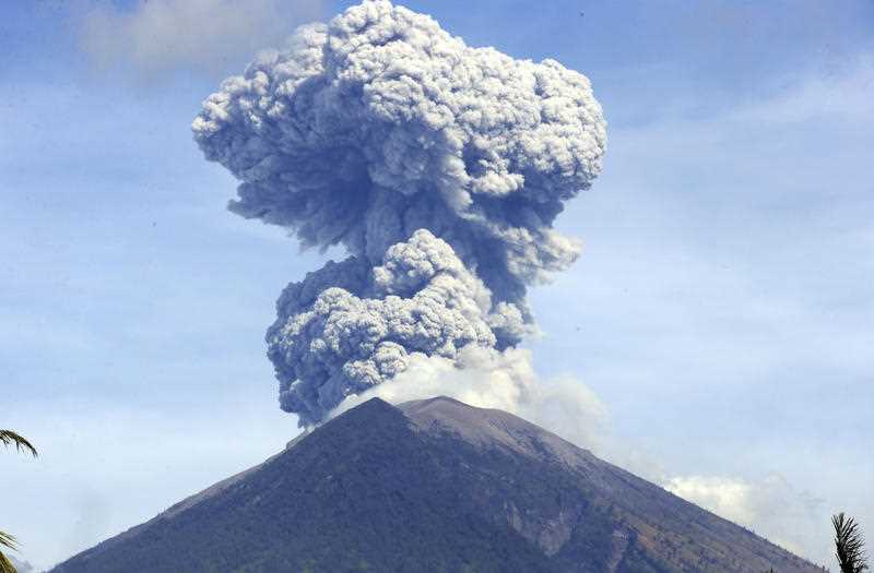 Volcano on Bali erupts, flights cancelled SBS News