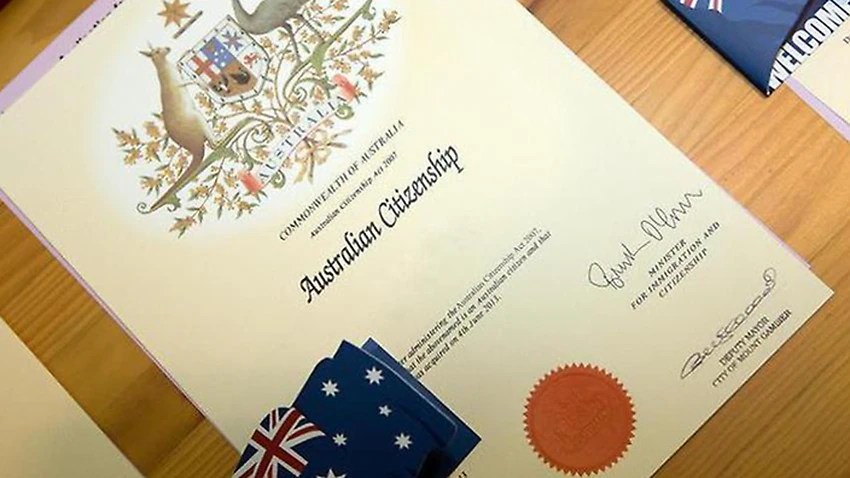 SBS Language 117,000 waiting for their Australian citizenship