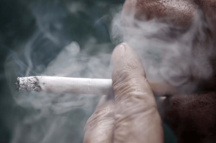 Un estudio identifica cómo el humo del cigarrillo puede dar origen al cáncer de pulmón Un estudio identifica cómo el humo del cigarrillo puede dar origen al cáncer de pulmón