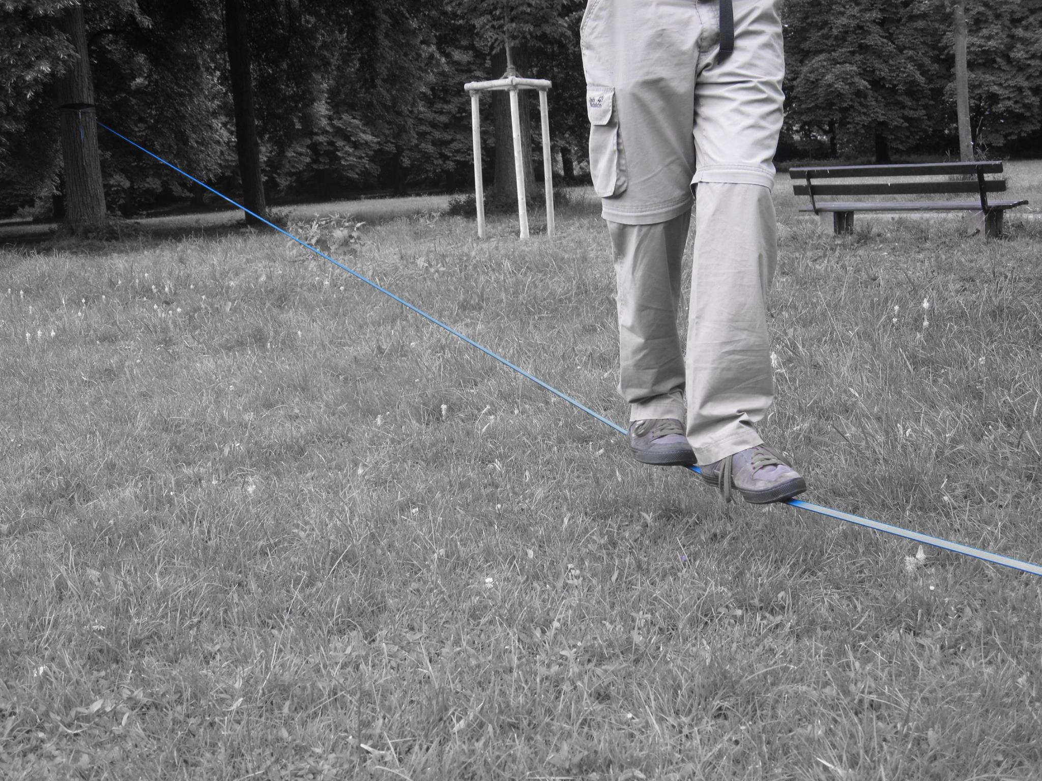 Slackline eine Erklärung und Tipps für die ersten Schritte