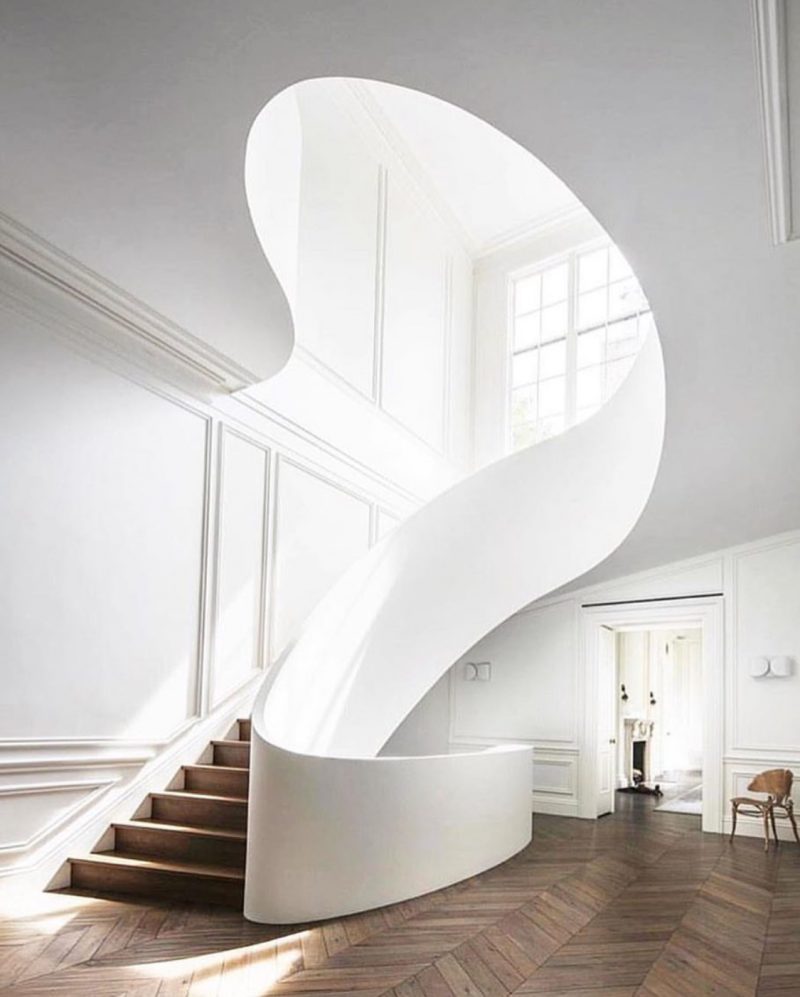 The sweeping staircase Slaylebrity