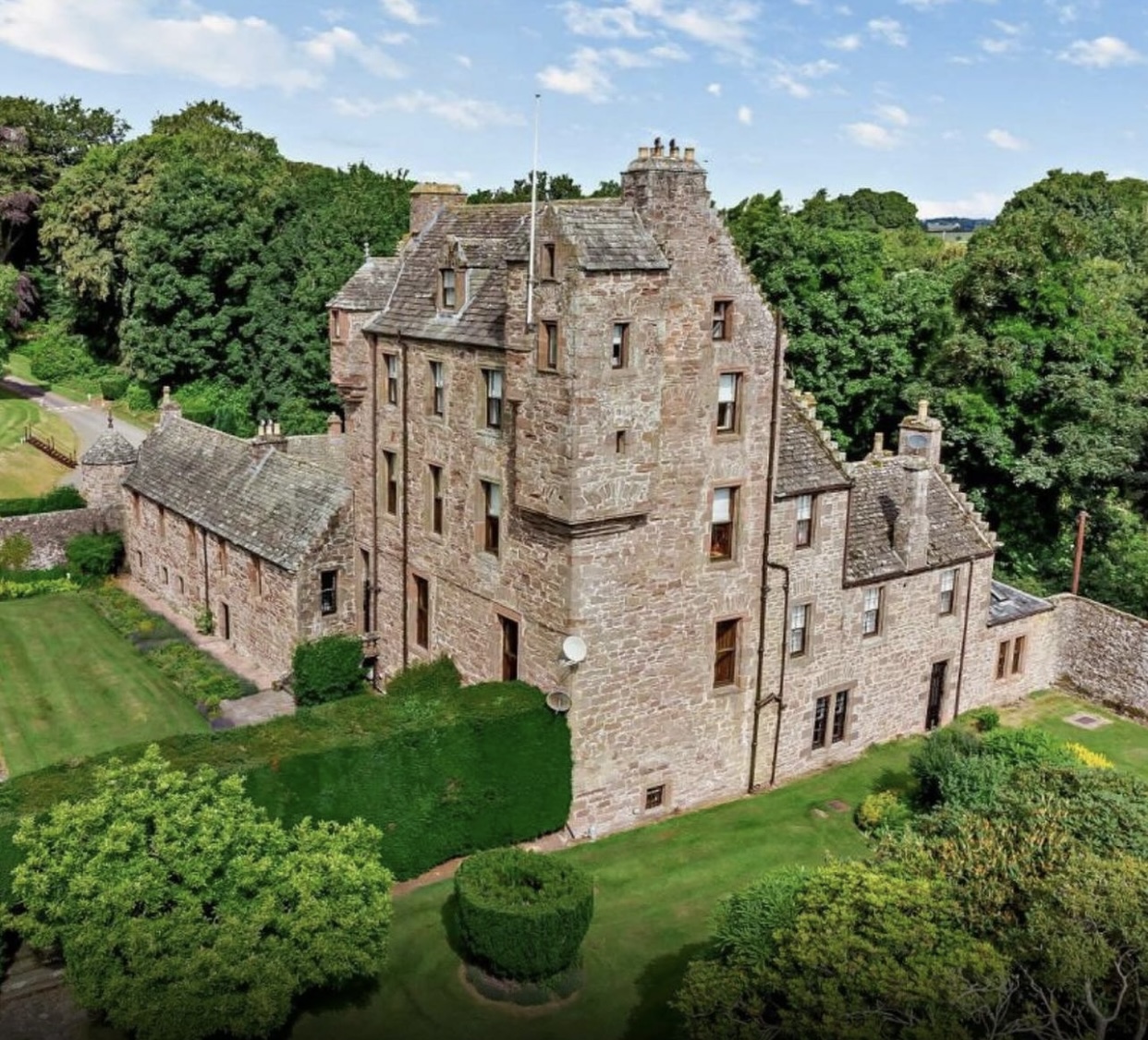Historical Castle with golf course and title Scotland FOR SALE