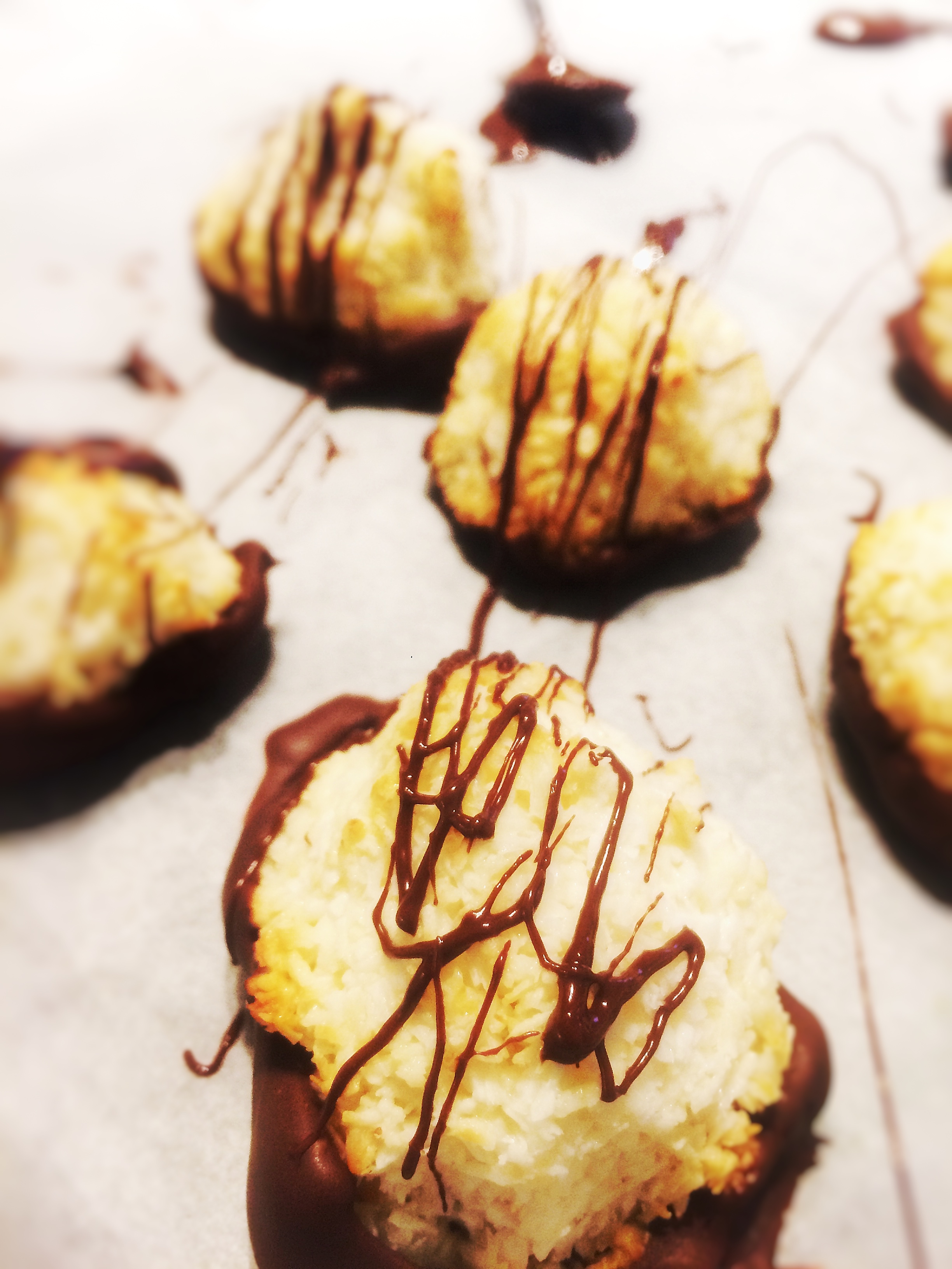 Kokostoppe med 3 ingredienser; kokosmel, kondenseret mælk og chokolade
