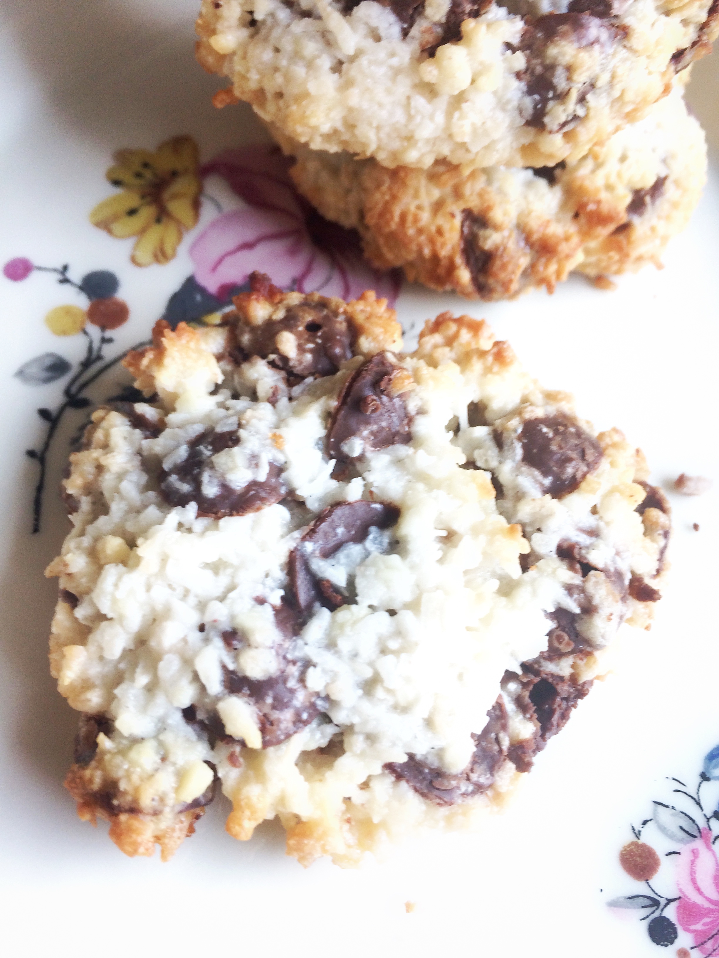 Kokos - Chokolade Cookies. Nemme, uden hvedemel. Kokosmel, Mandelmel, chokoladeknapper og kondenseret mælk.