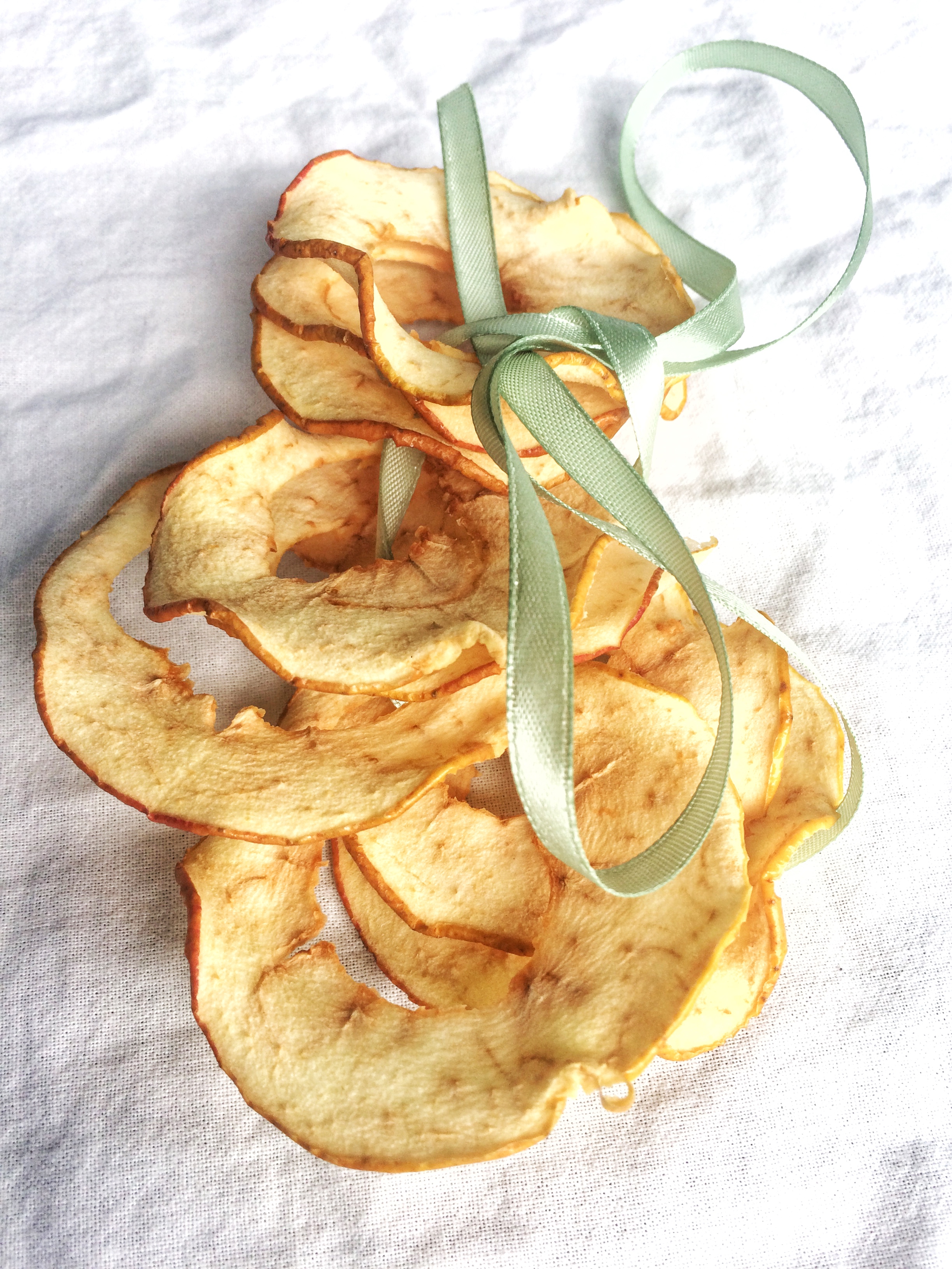 tørrede æbleringe / nemmeste snack / kun 1 ingrediens / server for baby / blw / æblechips