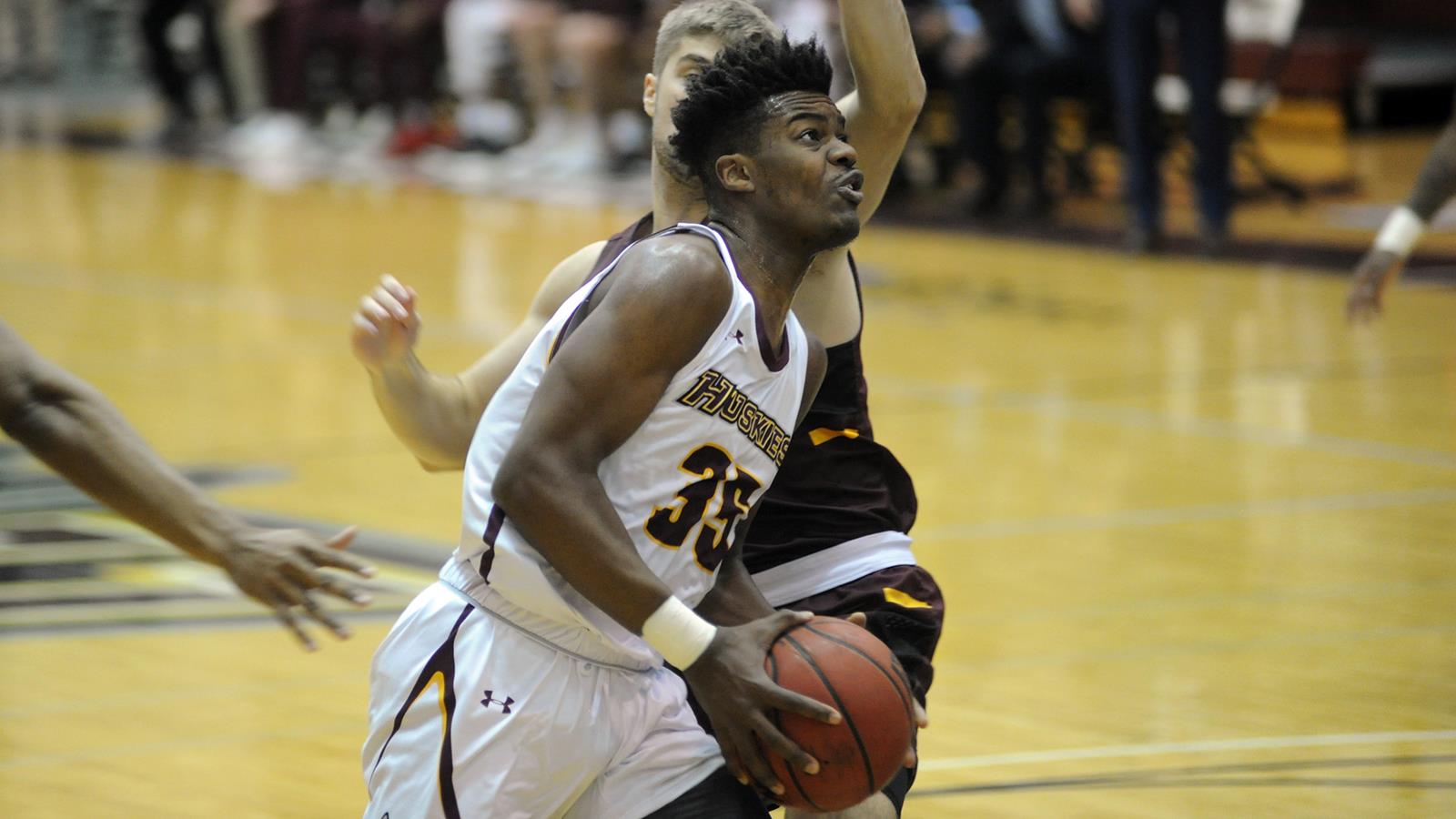 Men’s Basketball Defets Bloomsburg University, 9072 Slippery Rock, PA