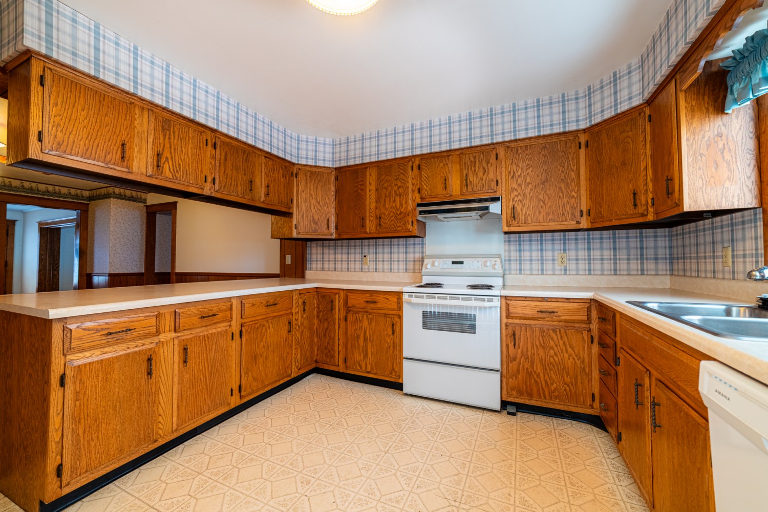 CHARMING COUNTRY HOME ON 10+ ACRES! Sluss Realty Featured Properties