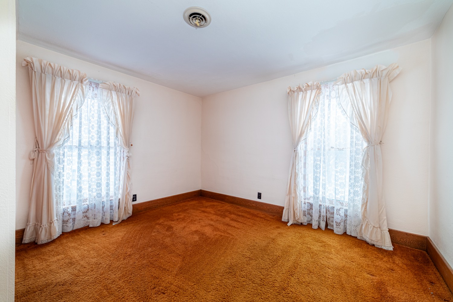 CHARMING COUNTRY HOME ON 10+ ACRES! Sluss Realty Featured Properties