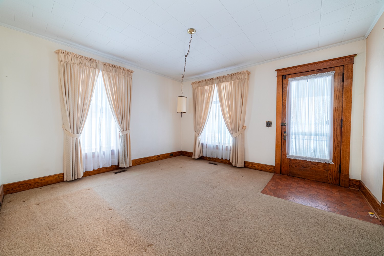 CHARMING COUNTRY HOME ON 10+ ACRES! Sluss Realty Featured Properties