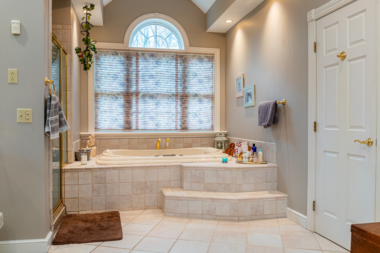 SPECTACULAR HOME ON 8 ACRES! Sluss Realty Featured Properties