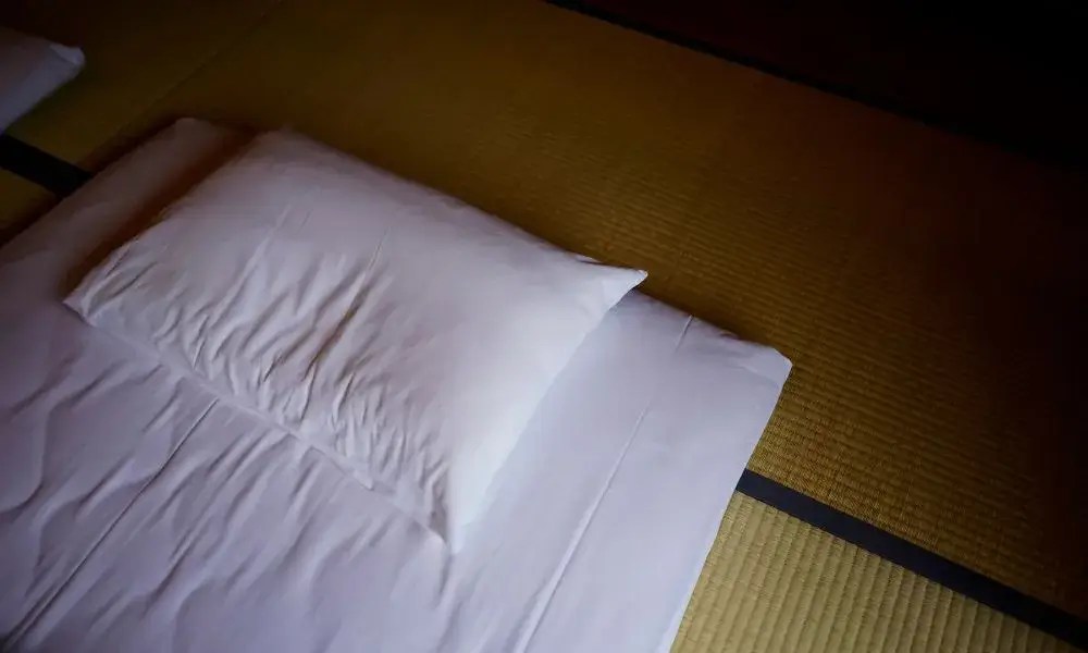 Are Japanese Futons Good For Side Sleepers? (Benefits And Drawbacks)