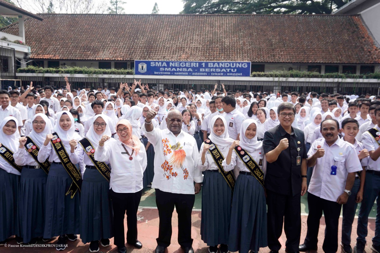 Bekali Siswa Hadapi Kemajuan Teknologi, SMAN 1 Bandung