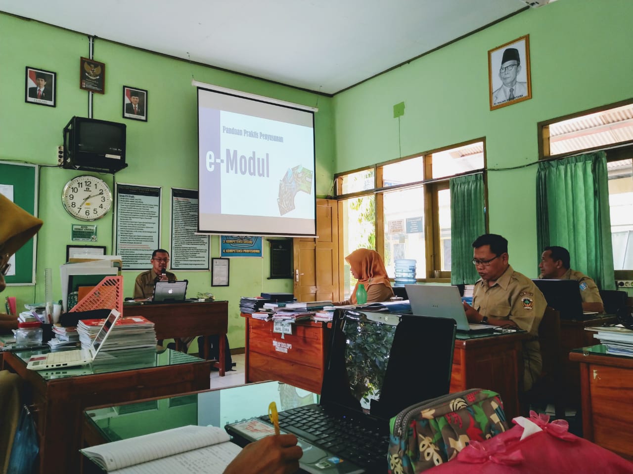 IN HOUSE TRAINING PEMBUATAN MODUL ELEKTRONIK (eMODUL) BAGI GURUGURU