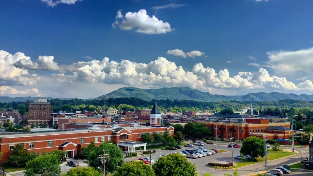 10 Best places to live in Tennessee for young adults & singles (2023