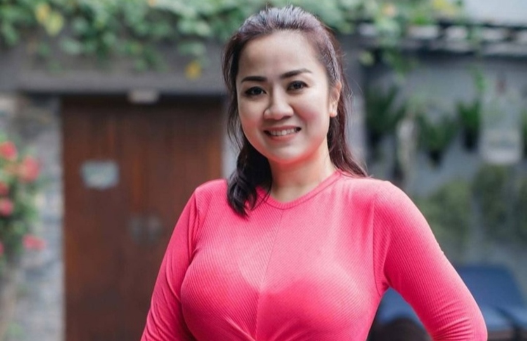 Tante Ernie Berbikini di Pantai: Aku Ingin Tinggal di Sini Selamanya -  Smart News Tapanuli