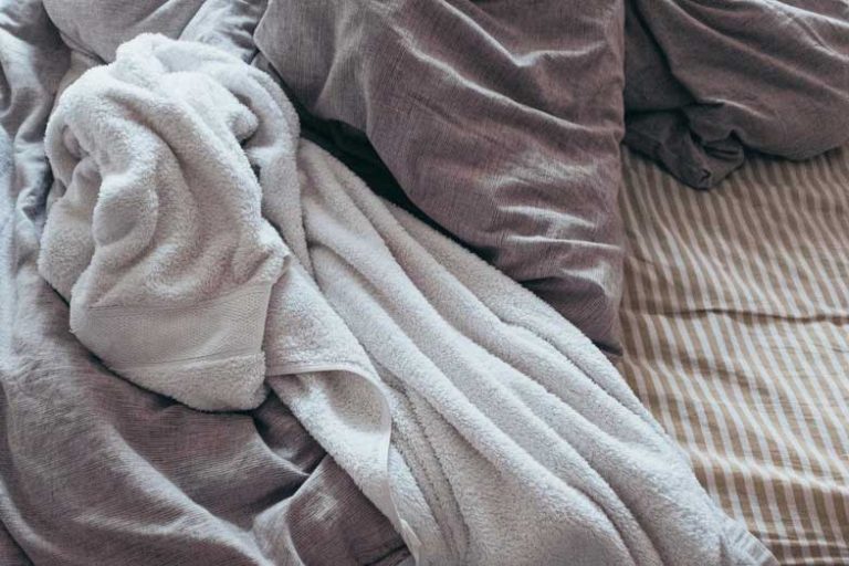 What Are the Risks of Sleeping on Damp Bed Sheets? Smart Sleeping Tips