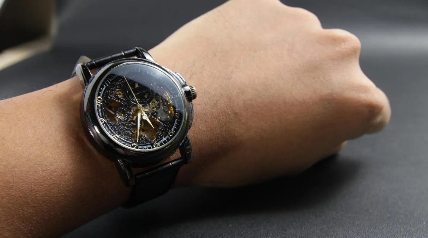 On What Side Do Men Wear Watches? Smart Watch Man