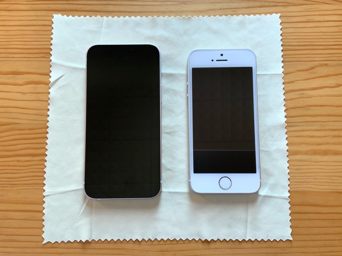 【実機画像】5.4インチiPhone 12 miniと4インチiPhone SEの本体サイズ・画面大きさ・表示領域比較 SmCo memory