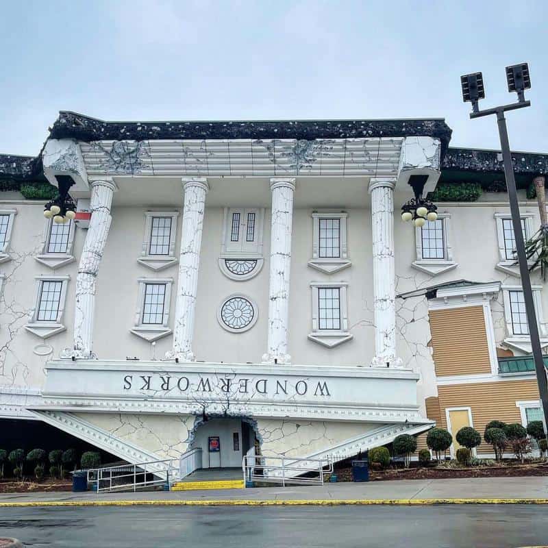 Top 32+ Images upside down house in pigeon forge tennessee Stunning