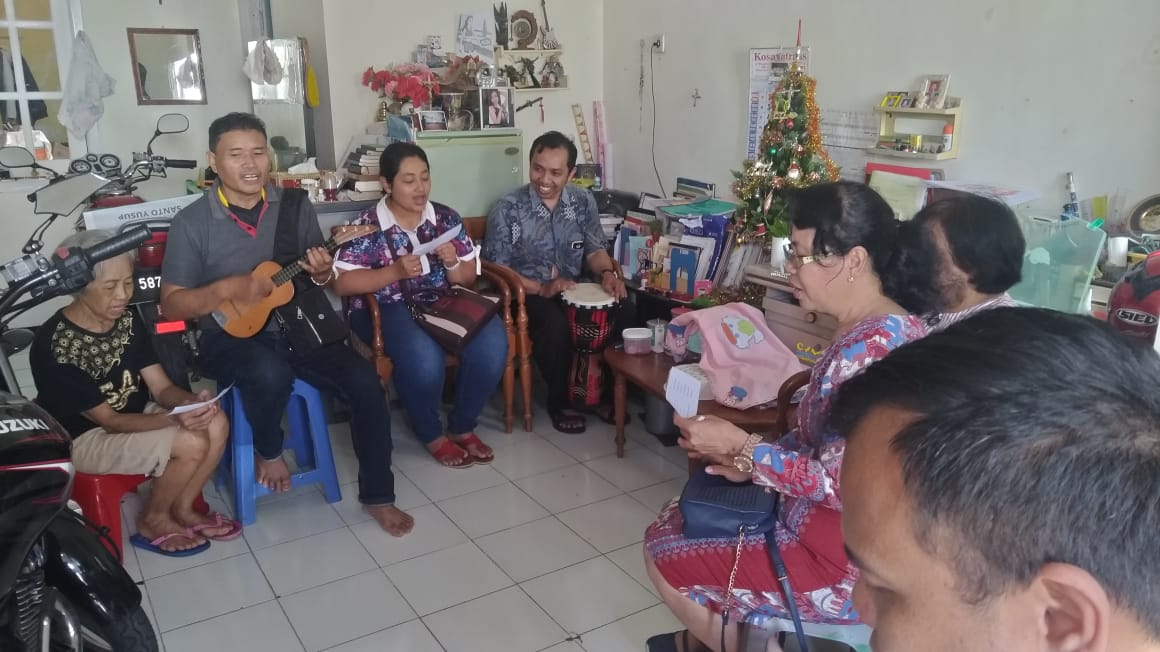 Berbagi Kasih dengan Purna Bakti SMPK Kolese Santo Yusup 1 Berbagi Kasih dengan Purna Bakti SMPK Kolese Santo Yusup 1