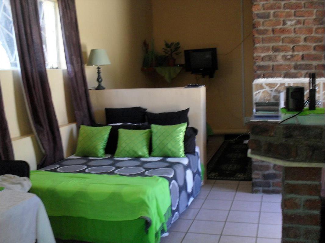 Lorraine's Guest House Book Your Dream SelfCatering or Bed and