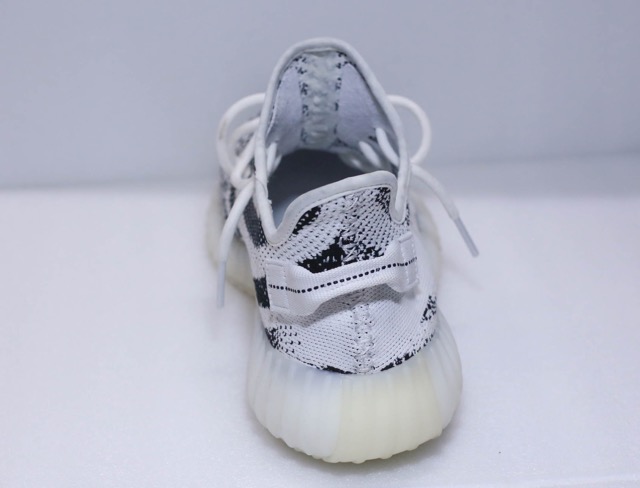 再販決定【レビュー】比較してみた。着用感・サイズ感 YEEZY BOOST 350 